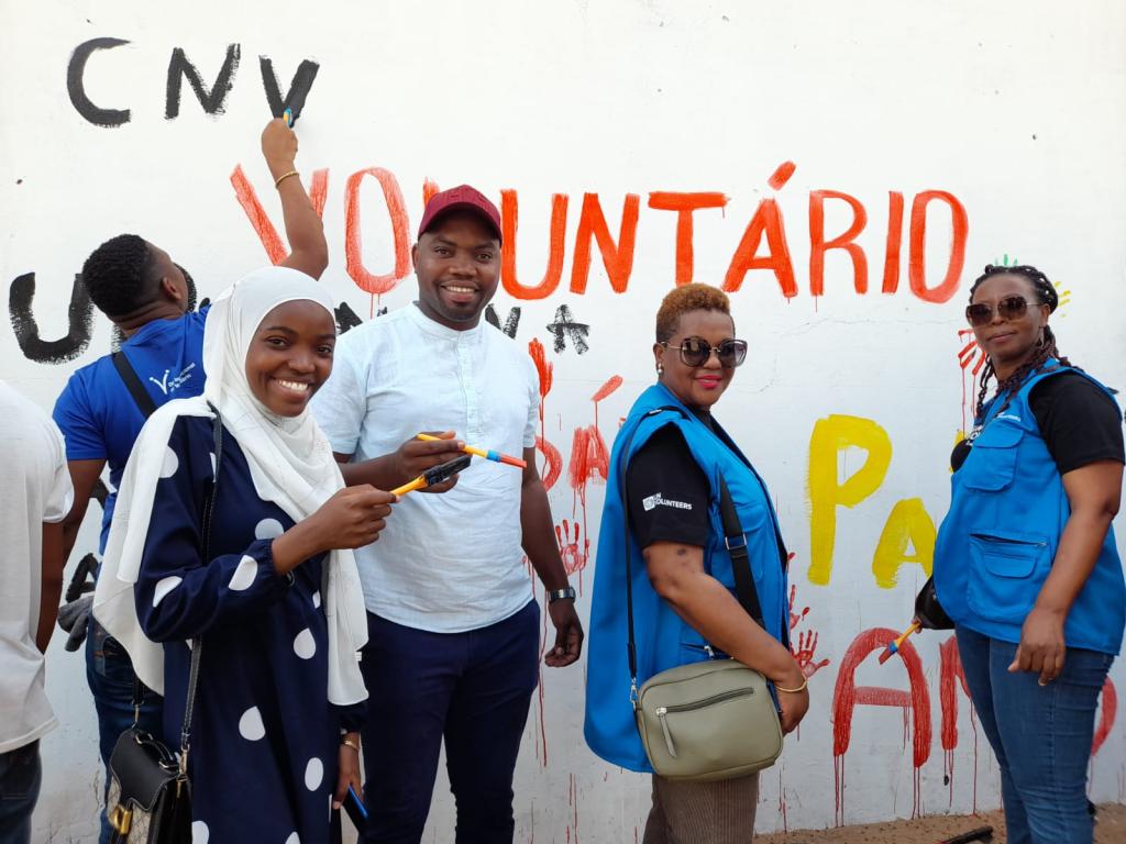 UNV team in Mozambique during IVD activity with Secretary of State for Youth Employment, Oswaldo Peterburgo for mural paintings where the key word painted was solidarity.   