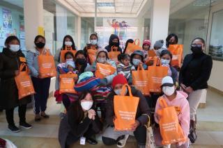 Los participantes recibieron kits Hannah como parte de las actividades de salud e higiene menstrual. Se puede ver a Mina Lee, Especialista en Monitoreo y Evaluación de Voluntarios de la ONU, de pie a la derecha.