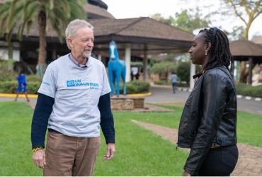 Les Volontaires ONU Charlie Bartlett (à gauche) et Caroline Kamau (à droite) interagissant lors de la formation CDLF (Installation de développement des capacités et dʼapprentissage, CDLF en anglais) 2022 organisée par le bureau du programme VNU au Kenya au Safari Park Hotel à Nairobi.
