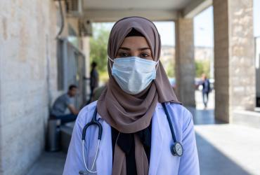 Basma Abdullah, Refugiada y Médica Voluntaria de las Naciones Unidas, presta servicios al ACNUR en el hospital Al-Hussein bin Abdullah II en Balqa, Jordania.