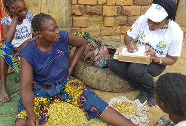 UN Volunteer Michèle Diane Karambiri (right) sensitizing female heads of households on the importance of communicating reliable information to enumerators.