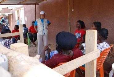 La Voluntaria de las Naciones Unidas Yasmine Diawara Affoue enseña competencias para la vida a facilitadores en Costa de Marfil.