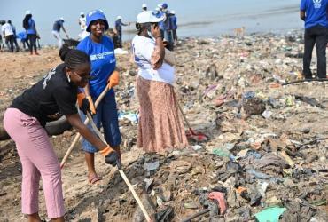 Fatoumata Toure (black t-shirt), UN University Volunteer Assistant for Protection Analysis and Reporting, during a beach cleaning activity in March 2023. The event was organized by the European Union, United Nations system and national authorities, on the occasion of World Water Day.