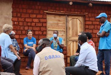 Alexandre Hakizimana (centre), UN Volunteer Associate Interpreter with UNHCR in Burundi, during a regional mission to Gisuru Commune in Ruyigi province. Here, he engages in discussion with refugees and returnees on becoming self-sufficient and reducing reliance on international aid.