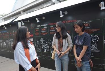 Bintang Aulia (extremo izquierdo) comparte sus ideas durante una exposición sobre la creación de un espacio público seguro y una ciudad segura para mujeres y niñas, en el M Bloc de Yakarta.