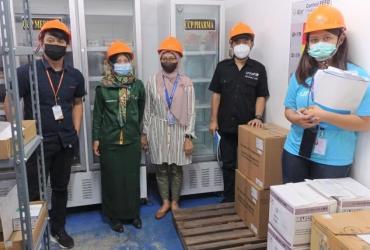 Elda Lunera Hutapea (extremo derecho) junto a sus colegas en una evaluación del centro privado de almacenamiento de vacunas contra la COVID-19 en la provincia de Sulawesi Meridional.