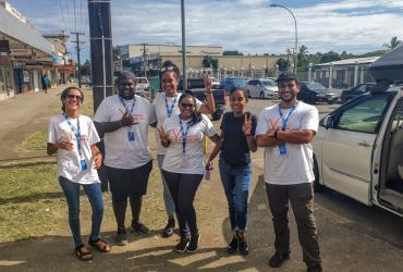 Karan Narayan (primero por la derecha), Voluntario de las Naciones Unidas nacional y Oficial de Apoyo a Proyectos del FNUDC en Fiji, con sus compañeros oficiales de apoyo a proyectos del PICAP, tras concluir su misión de investigación en la ciudad de Sigatoka en marzo.