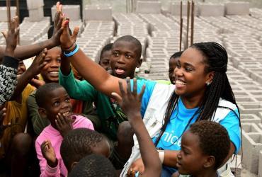 Angelique Gatsinzi, international UN Volunteer with UNICEF, with street children in Kinshasa's 25th district. Through its programmes, UNICEF empowers street leaders and bolsters the social work approach, serving as a vital bridge between social services and vulnerable children.