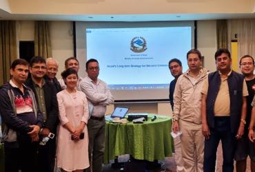Rassu Manandhar (au centre), Volontaire des Nations Unies nationale, spécialiste auprès du PNUD, lors de la finalisation de la stratégie à long terme pour zéro émission nette au Népal, avec des homologues et des experts du ministère des Forêts et de l'Environnement, du PNUD et du Bureau du Commonwealth et du développement.