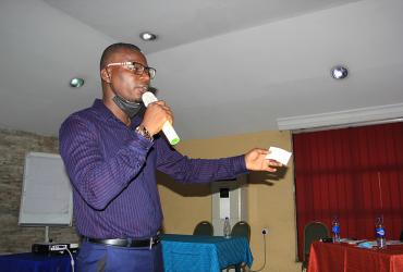 El antiguo Voluntario de las Naciones Unidas nacional Oluwatosin Samson Jegede prestó servicio con la UNODC en Nigeria. Aquí, estaba haciendo una presentación para concienciar sobre el VIH/SIDA.