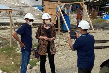 Ranjit Jose (à droite) documente la visite de lʼéquipe du PNUD Indonésie aux projets de reconstruction à Palu, dans le Sulawesi central.