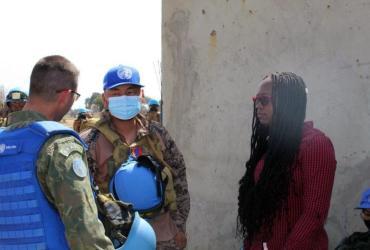 La Voluntaria de las Naciones Unidas Geraldine Chioma Nzulumike (derecha), durante una formación integrada con la UNMISS y asociados humanitarios sobre el papel de las autoridades y las comunidades de acogida en la protección de civiles en el condado de Mayom, en Unity State.