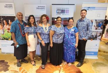 Tiffany Chan, Joven Voluntaria de las Naciones Unidas de la Oficina Multipaís del PNUD en Samoa, las Islas Cook, Niue y Tokelau (segunda por la izquierda), junto con el comité organizador de las celebraciones del Día Internacional de los Voluntarios 2020 en Samoa, y representantes del programa VNU, Australian Volunteers