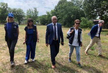 WHO field visit to Botosani, Romania, together with UNICEF, looking at a possible field as a site for contingency accommodation. In the picture, from left to right: Lucinda Hiam (WHO consultant), Andreea Popescu (WHO National Professional Officer), Florin Buțura (Mayor of Stefanesti), Georgiana Afumateanu (UN Volunteer) and Cathal O’Connor (UNICEF WASH expert).