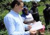  Le VNU Simon Challemet discute avec un membre de la communauté en charge d'un site de maraîchage dans le village de Baho Fello, préfecture de Labé, Guinée.
