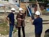 Ranjit Jose (à droite) documente la visite de lʼéquipe du PNUD Indonésie aux projets de reconstruction à Palu, dans le Sulawesi central.