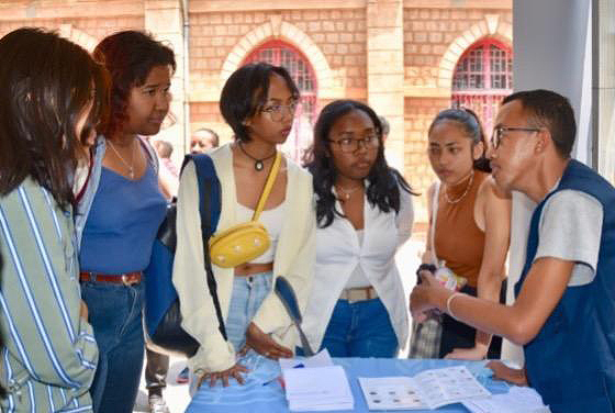 UN Volunteer Jonathan Andriambalohery briefing students about the UNV programme at the Université Catholique Madagascar during an International Volunteer Day 2022 event.