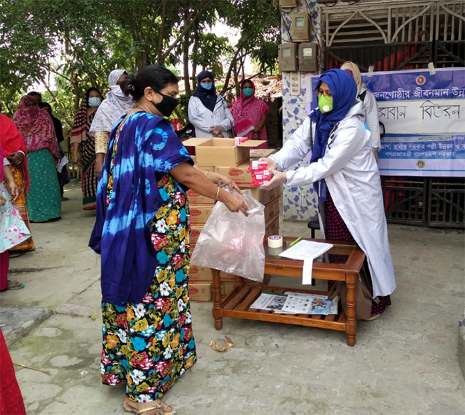 Hosna-Ara-Baby,-UNV-Community-Organizer,-LIUPC-project,-Rajshahi-City-Corporation-distributing-soap.jpg
