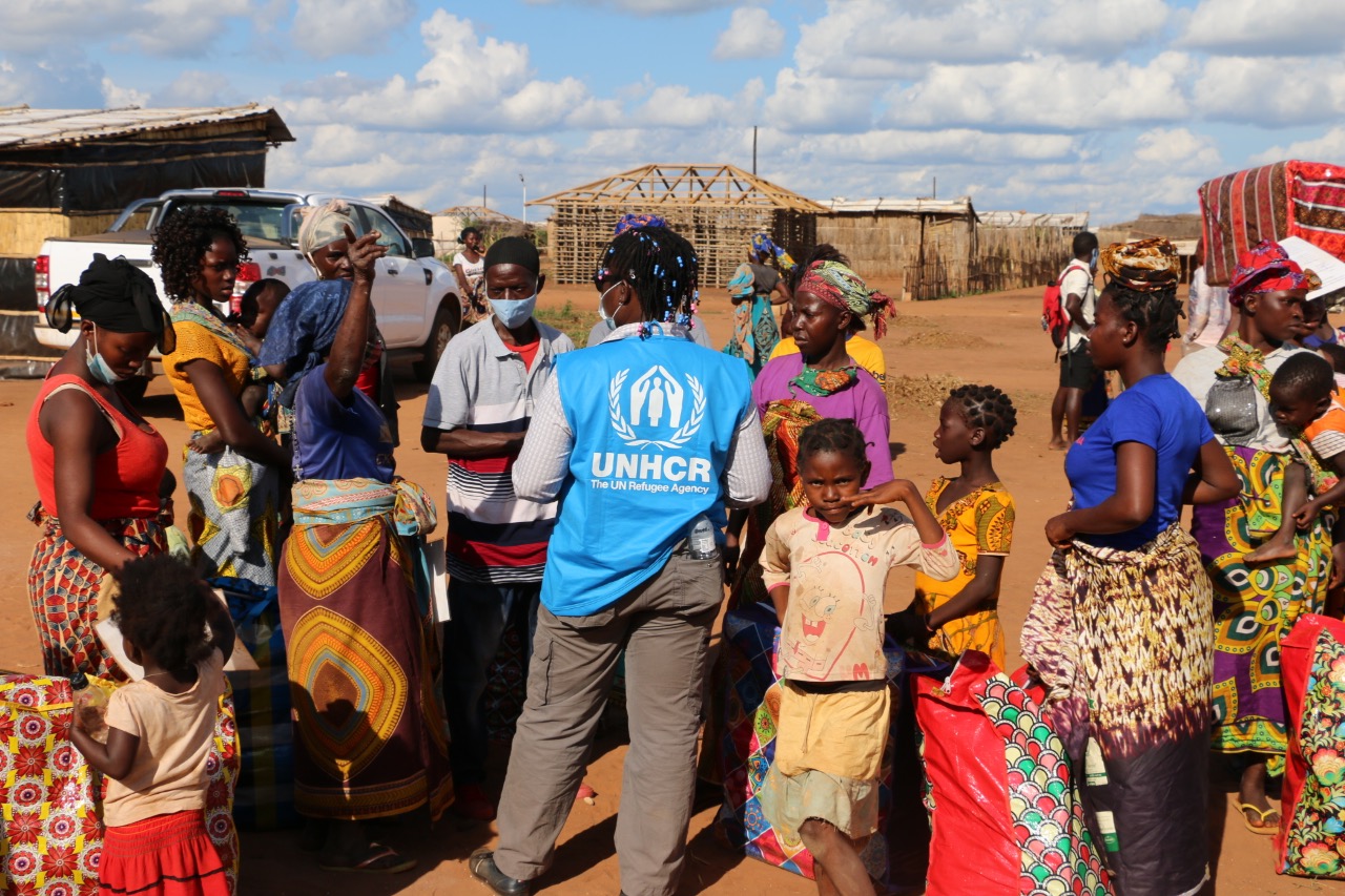 UNHCR staff conducting an activity with the IDP population in Corrane, IDP site in Nampula Province. 