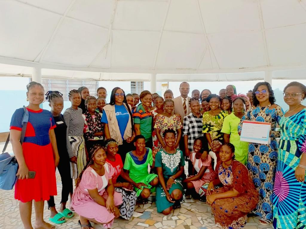 Charlotte: UN Volunteer Charlotte Quenum (in the UNV t-shirt and vest) with members of the Littoral CTDS delegation, alongside the beneficiaries of the 'Life skills and reproductive health' sub-project and their mentor at Espace Sûr d'Akpakpa 2 in the Cotonou commune, 2023.