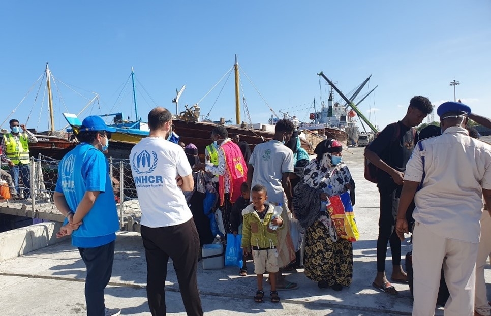 Denny Beryan Saputra (first left), International UN Volunteer, Associate Operational Data Management Officer and his colleagues receive spontaneous returnees from Yemen at the port of Berbera, Somaliland. They were provided with food, water, medical and registration assistance. ©️UNHCR - 28 November 2022