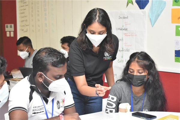 Dinithi Wijayasekera (second from the left), providing table facilitation support during a session at the Youth Community Leadership Initiative (YCLI) programme. ©UNV, 2022 