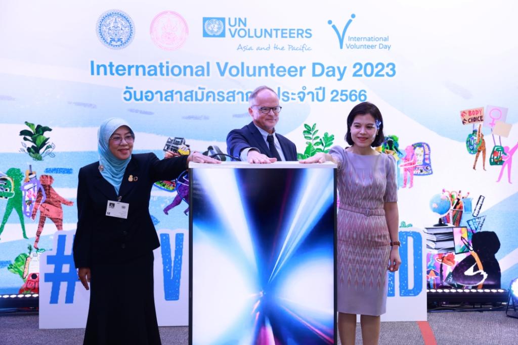 Christian Hainzl (center), UNV Regional Manager for Asia and the Pacific officiates the exhibition at IVD celebration in Thailand.