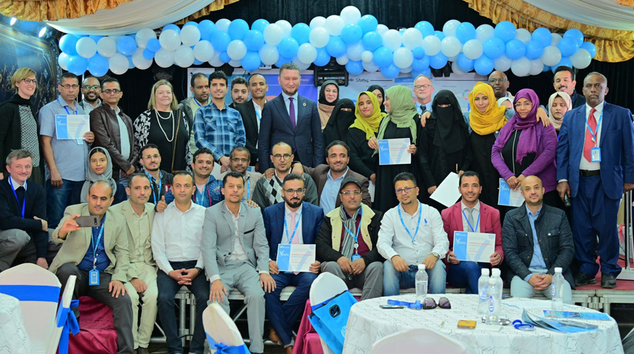 صورة جماعية لمشاركين في احتفال داخل قاعة