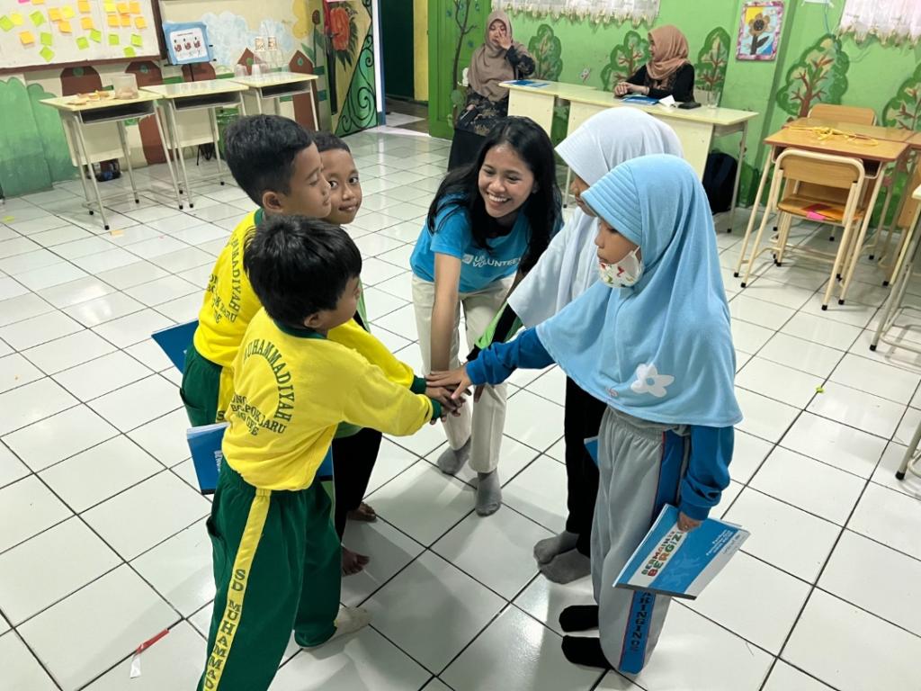 Isna Aulia Fajarini, national UN Volunteer with UNICEF Indonesia interacts with elementary school students in Jakarta. 