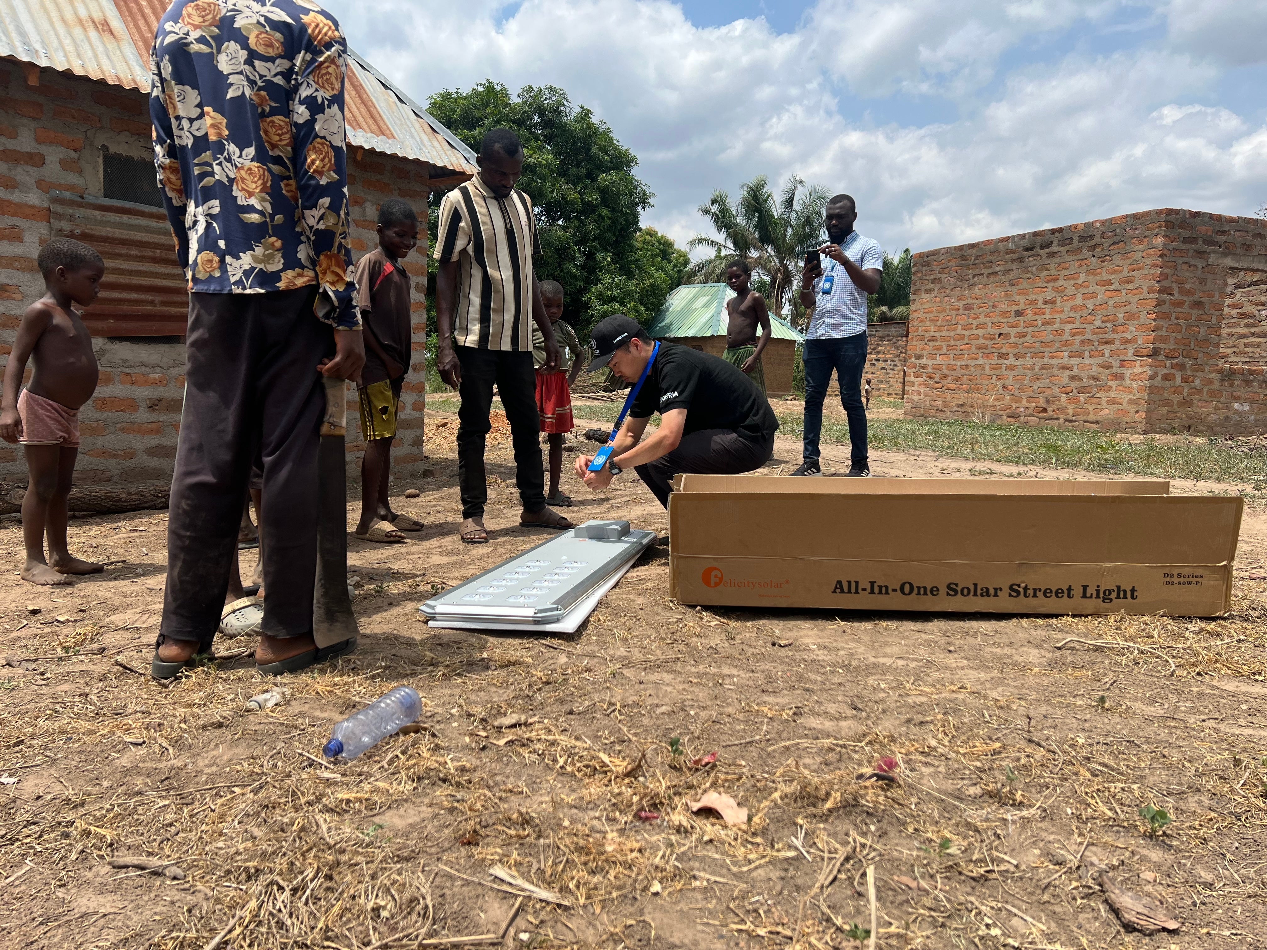 Gakuto Han tests a solar-powered streetlight alongside residents of Tse Igbo, Mbalagh Council Ward, Makurdi, Benue State.