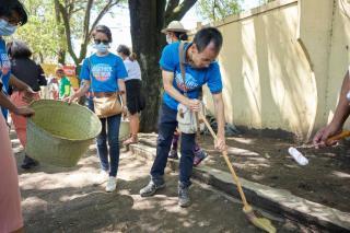 UN Volunteers from UNV Madagascar during IVD activity - cleaning up public spaces in the centre of Antananarivo.