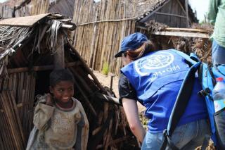 Seshiru Muraki, International UN Volunteer Project Support Assistant with IOM Madagascar, pays a visit to the beneficiaries in the Andalamahintsy neighborhood of Mananjary in the Vatovavy region.