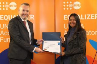 Tiavina Nambinintsoa, at the UNFPA Innovation Fair Award ceremony, receiving the Young Innovator Fellow award from Pio Smith, Chief of Staff, Office of the Executive Director, UNFPA HQ. 