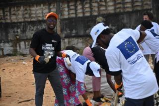 Ismael Sowtall (centre), UN University Volunteer Communications Assistant, during a beach cleaning activity in March 2023. The event was organized by the European Union, United Nations system and national authorities on the occasion of World Water Day.