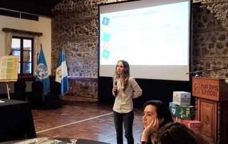 Orphée-Luisa Dorschner (centro), Analista del Programa Regional de Voluntarios de la ONU con UNV en América Latina y el Caribe, realiza una presentación sobre la inclusión de personas con discapacidad durante un taller en Guatemala.
