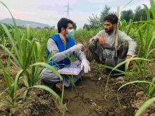 Fawad Arshad (left), national UN University Volunteer with UNDP, promotes civic and voter education in rural communities to strengthen the engagement of citizens, particularly women and youth, in electoral processes in Pakistan. (UNV, 2020)