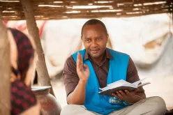 Un Voluntario de las Naciones Unidas que trabaja con el ACNUR apoyando a las personas refugiadas en Kenia (Programa VNU, 2014).