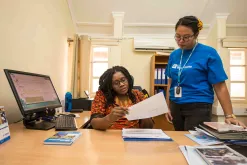 Meriana Megasari, una Voluntaria internacional del programa VNU que trabaja como directora del complejo en el campamento de refugiados de Kakuma con la supervisora del campamento