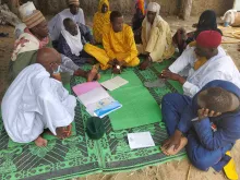 Abdel Madjid Guilda (in yellow) in a consultation session with the farmers of Ngalamia, an island village in the Lake region.