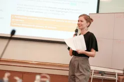 Alexandra Håkansson Schmidt est une analyste internationale du programme des Volontaires des Nations Unies pour la gouvernance, la paix et la sécurité. Elle travaille pour le Bureau régional d’ONU Femmes pour l’Asie et le Pacifique et on la voit ici en train d’animer l’atelier sur la cybersécurité.