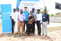 Kyoreh Yoo (cuarto por la izquierda) en la inauguración de unas pistas de tenis y baloncesto con el equipo dedicado a la Iniciativa Ciudades Amigas de la Infancia en Kokkadicholai, Sri Lanka.