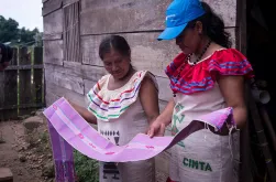 UN Volunteer Lilian Gonzales Beyuma (right) was among 15 indigenous UN Volunteers serving with the Global Environment Facility forestry project in support of UNV advocacy and outreach activities, in communities in the Department of La Paz, Bolivia.