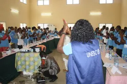 Marie-Noel (à droite) forme 30 jeunes tisserands de la paix dans le conseil de Kye-Ossi, dans la région du sud du Cameroun, en février 2022.