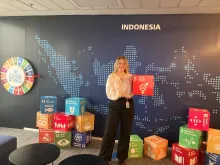 Charlotte German durante un acto para promover la igualdad de género en Indonesia.