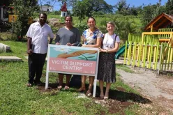 Cristina Comunian (segunda por la derecha) Voluntaria de las Naciones Unidas Especialista Superior en Comunicaciones de la Oficina del Coordinador Residente de las Naciones Unidas en Fiji durante una visita al Centro de Apoyo a las Víctimas de Vanuatu. La puesta en marcha del nuevo centro contó con el apoyo del programa Iniciativa Spotlight de la UE y las Naciones Unidas.