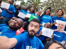 Voluntarios de las Naciones Unidas como Khaled del Líbano (en el centro) y sus compañeros desempeñan un papel vital en las operaciones del UNICEF sobre el terreno.