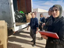 UN Volunteer Dalila Ksir overseeing the delivery of equipment to the youth centre of Remada, Tataouine.