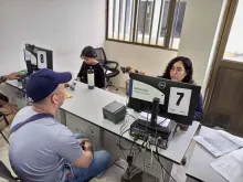 National UN Youth Volunteer, Susana Alexandra Pesantes Flores, supports the registration of migrants in Ecuador with IOM.