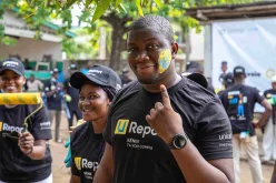 Elvis Adjahoungba, UN Volunteer and Coordinator of the U-Report platform U-Action, during the renovation of a four-classroom module at CEG Océan in Cotonou with the 77 U-Report coordinators in Benin.