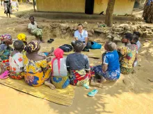 UN Volunteer Natacha Gilabi, Community-Based Protection Assistant with UNHCR, during a focus group with Indigenous women in Awasi, 2024.